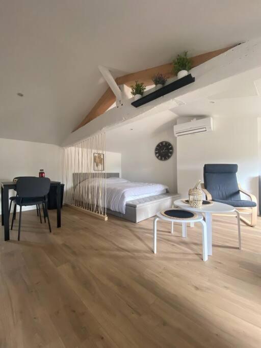 Studio Neuf Lumineux Climatise Blaye Exterior foto